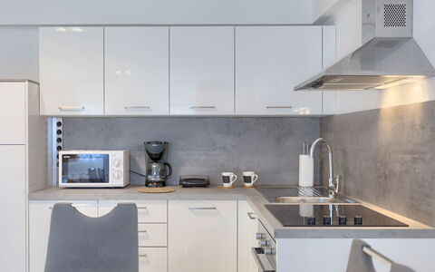 Meden: White, Room, Property, Countertop, Kitchen, Furniture, Cabinetry, Interior Design, Tile, Kitchen Stove