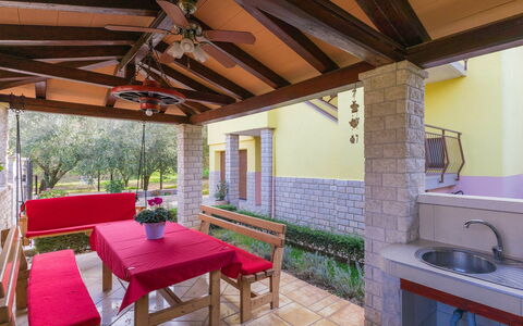 Meden: Table, Furniture, Building, Property, Kitchen Sink, Sink, Flowerpot, Houseplant, Window, Plant