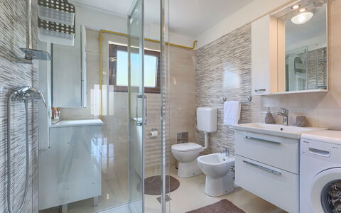 Meden: Mirror, Plumbing Fixture, Tap, Sink, Bathroom Cabinet, Building, Shower Head, Bathroom, Bathroom Sink, Shower Bar