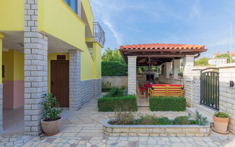 Meden: Plant, Sky, Building, Flowerpot, Cloud, Shade, Houseplant, Urban Design, House, Road Surface