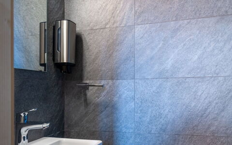 Les Penguins: Tap, Sink, Plumbing Fixture, Building, Wood, Bathroom Sink, Architecture, Floor, Bathroom