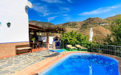 La Cordobilla: Water, Cloud, Sky, Property, Furniture, Plant, Swimming Pool, Building, Blue, Nature