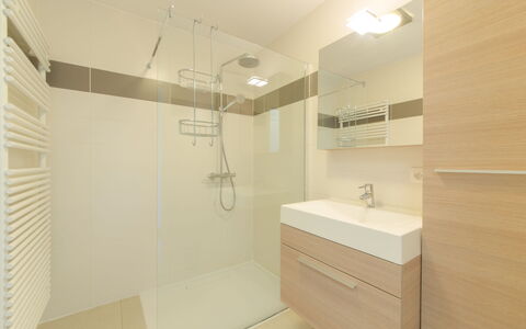 Seaside 101 with Parking: Bathroom, Property, Room, Interior Design, Tile, Architecture, Floor, Building, House, Real Estate