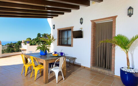 Ariadna: Property, Building, Room, House, Real Estate, Furniture, Villa, Interior Design, Apartment, Table