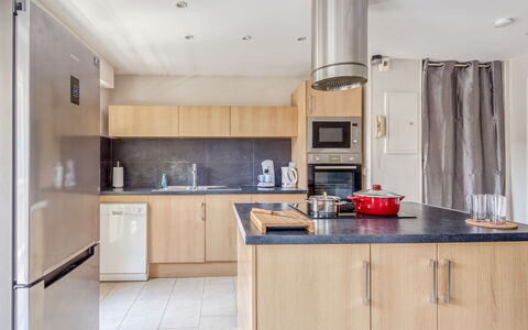 Les Jardins de Phebus: Cabinetry, Countertop, Room, Property, Kitchen, Furniture, Interior Design, Building, House, Home