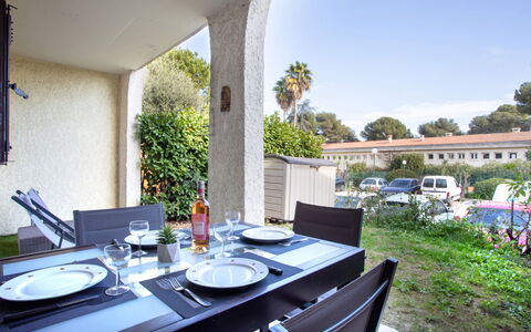 La Calmeraie: Plant, Building, Property, Tableware, Table, Sky, Window, Architecture, Interior Design, Houseplant