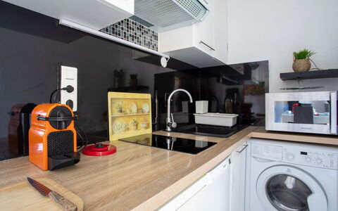 La Calmeraie: Cabinetry, Countertop, Kitchen Stove, Kitchen, Kitchen Appliance, Washing Machine, Home Appliance, Clothes Dryer, Stove, Interior Design