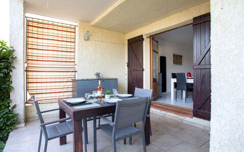 La Calmeraie: Furniture, Table, Property, Plant, Houseplant, Wood, Interior Design, Chair, Architecture, Flooring