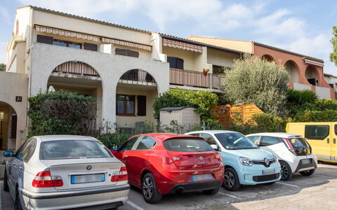 La Calmeraie: Wheel, Car, Sky, Cloud, Vehicle, Building