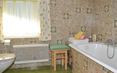 Rundblick 614.7: Plumbing Fixture, Tap, Bathtub, Property, Window, Green, Interior Design, Table, Bathroom, Wood