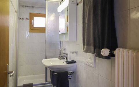 Haus Chumma Apt1: Mirror, Sink, Property, Tap, Plumbing Fixture, Bathroom Sink, Bathroom, Purple, Curtain