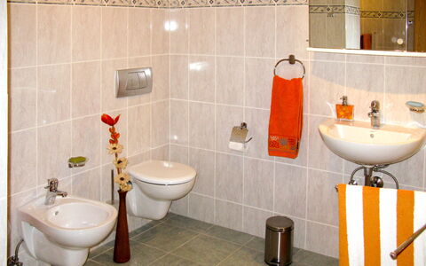 Salz: Tap, Plumbing Fixture, Sink, Bathroom Sink, Property, Building, Bathroom, Black, Blue, Purple