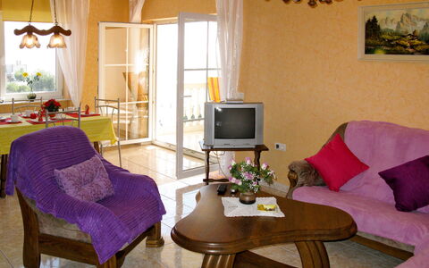 Salz: Table, Picture Frame, Couch, Property, Furniture, Comfort, Houseplant, Living Room, Purple, Wood