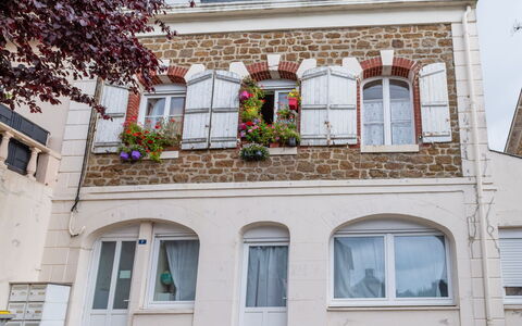 Le Gambetta: Window, Daytime, Property, Building, Plant, Flower, Architecture, Tree, Wall