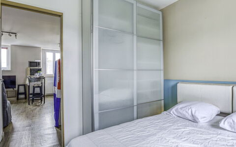 Le Gambetta: Furniture, Building, Property, Comfort, Textile, Wood, Interior Design, Shade, Flooring
