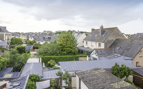 Le Gambetta: Cloud, Sky, Building, Property, Window, House, Urban Design, Neighbourhood, Residential Area, Biome