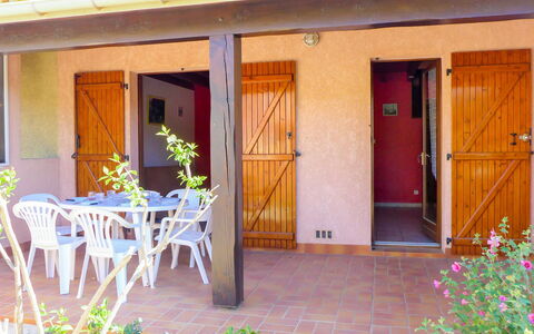 Les Colombes: Property, House, Building, Real Estate, Door, Home, Facade, Porch, Cottage, Room