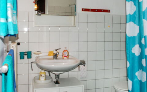 Verzaschina: Mirror, Tap, Sink, Property, Plumbing Fixture, Bathroom Sink, Blue, Green, Purple, Bathroom