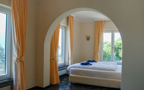 Panorama Lakeview Lago Maggiore: Room, Bedroom, Furniture, Bed, Property, Wall, Interior Design, Ceiling, Floor, Bed Frame