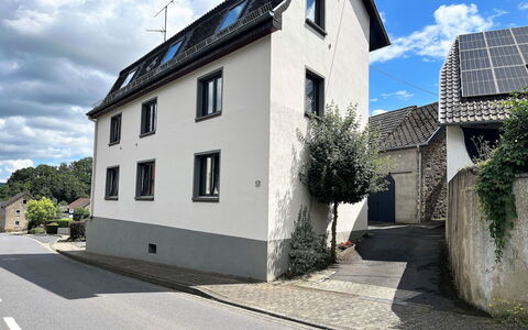 Nürburgblick: Cloud, Sky, Plant, Building, Property, Window, House, Road Surface, Residential Area, Neighbourhood
