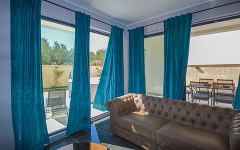 Prova 1: Room, Curtain, Property, Blue, Interior Design, Window Treatment, Furniture, Living Room, Window Covering, Turquoise