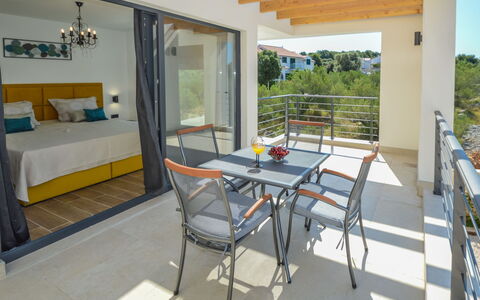 Prova 1: Table, Furniture, Property, Interior Design, Door, Building, Porch, Chair, Shade, Couch