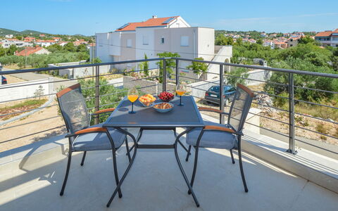 Prova 1: Sky, Plant, Table, Building, Plant Community, Furniture, Shade, Outdoor Furniture, Chair, Outdoor Table
