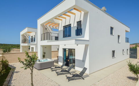 Prova 1: Property, House, Home, Building, Real Estate, Architecture, Facade, Villa, Estate, Residential Area
