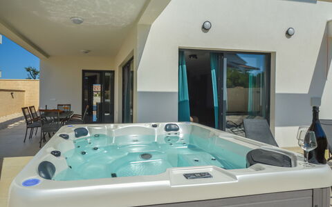 Prova 1: Swimming Pool, Property, Jacuzzi, Bathtub, Room, Jacuzzi, Building, Home, Real Estate, House