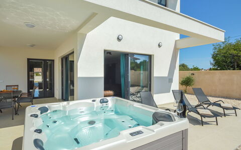 Prova 1: Furniture, Table, Window, Swimming Pool, Azure, Building, Chair, Lighting, Sky, Shade
