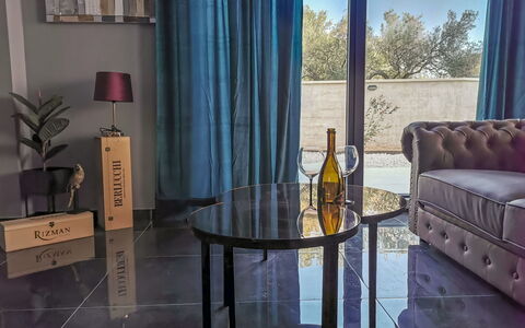 Prova 1: Table, Furniture, Property, Building, Window, Blue, Wood, Interior Design, Curtain, Lighting