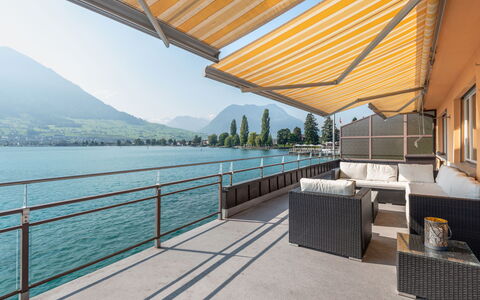 Seestern Direkt am See: Property, Building, Architecture, Real Estate, House, Shade, Roof, Home, Apartment, Balcony