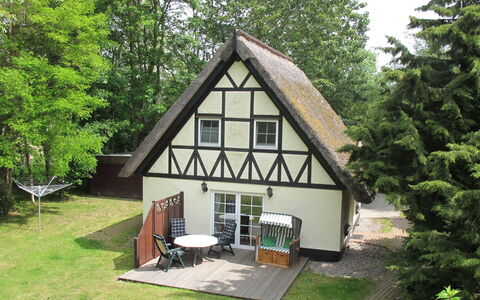 Hühnerhaus: Property, House, Cottage, Building, Home, Real Estate, Roof, Shed, Tree, Room