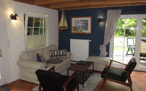 Hühnerhaus: Room, Property, Furniture, Building, Living Room, Interior Design, Ceiling, Table, House, Floor
