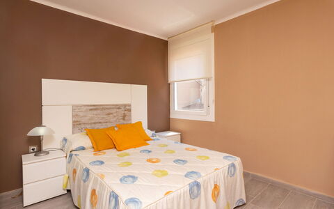 Alda: Bedroom, Room, Bed, Furniture, Bed Sheet, Property, Bedding, Bed Frame, Wall, Interior Design