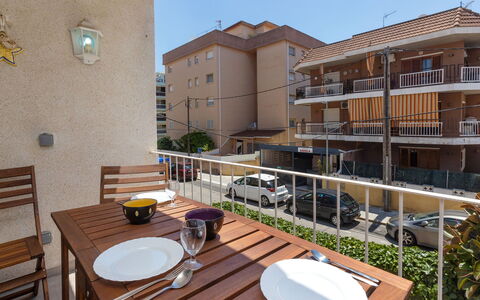 Alda: Property, Building, Apartment, Real Estate, Room, House, Balcony, Residential Area, Home, Interior Design