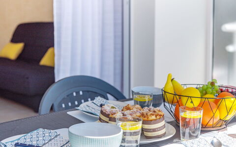 Résidence Ker Eden: Meal, Breakfast, Brunch, Yellow, Dishware, Porcelain, Table, Room, Interior Design, Food