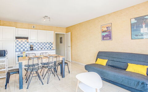 Résidence Ker Eden: Room, Property, Furniture, Building, Yellow, Interior Design, Real Estate, Table, House, Floor