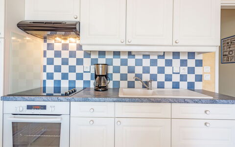 Résidence Ker Eden: Countertop, Kitchen, Tile, Room, Cabinetry, Property, Furniture, Interior Design, Floor, Home
