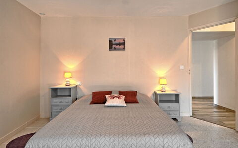 Le Guernevez: Furniture, Property, Building, Comfort, Bed, Textile, Wood, Lamp, Interior Design