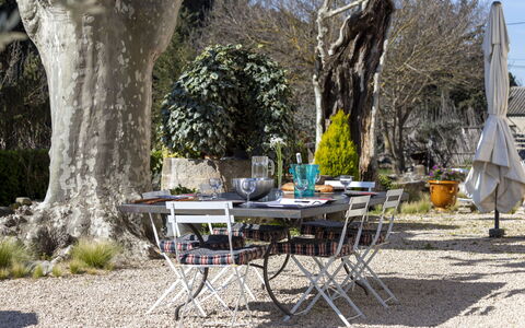 Mas de la Gourmette: Plant, Table, Daytime, Furniture, Tree, Outdoor Table, Chair, Building, Outdoor Furniture, Window