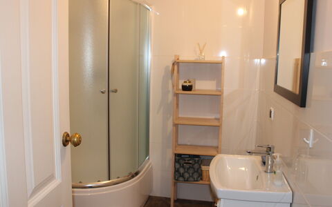 Dom Przy Cisowym Jarze: Bathtub, Tap, Plumbing Fixture, Property, Bathroom, Bathroom Cabinet, Bathroom Sink, Wood, Shower, Mirror