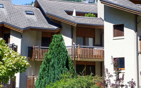 Allmi: House, Property, Home, Building, Roof, Real Estate, Residential Area, Neighbourhood, Architecture, Cottage