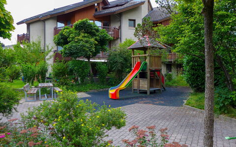 Allmi: Plant, Building, Property, Window, Tree, House, Sky, Land Lot, Urban Design, Grass
