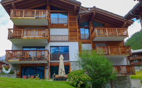 Dione: Property, House, Building, Home, Architecture, Real Estate, Estate, Balcony, Residential Area, Facade
