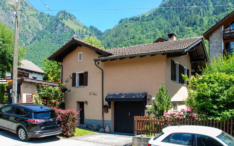 La Casina: Vehicle, Car, Property, House, Town, Transport, City Car, Residential Area, Building