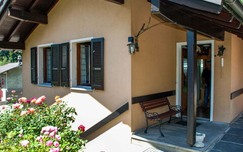 La Casina: Property, Building, House, Real Estate, Home, Porch, Facade, Patio, Courtyard, Villa