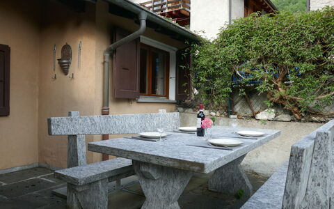 La Casina: Building, Property, Window, Plant, Infrastructure, Road Surface, House, Architecture, Flowerpot, Neighbourhood