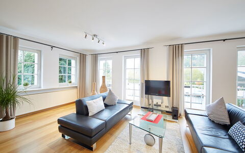 Am Golf- und Reitpark: Living Room, Room, Furniture, Property, Interior Design, Building, House, Coffee Table, Home, Floor