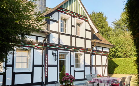 Am Golf- und Reitpark: Plant, Flower, Building, Sky, Window, Property, Tree, House, Flowerpot, Cottage